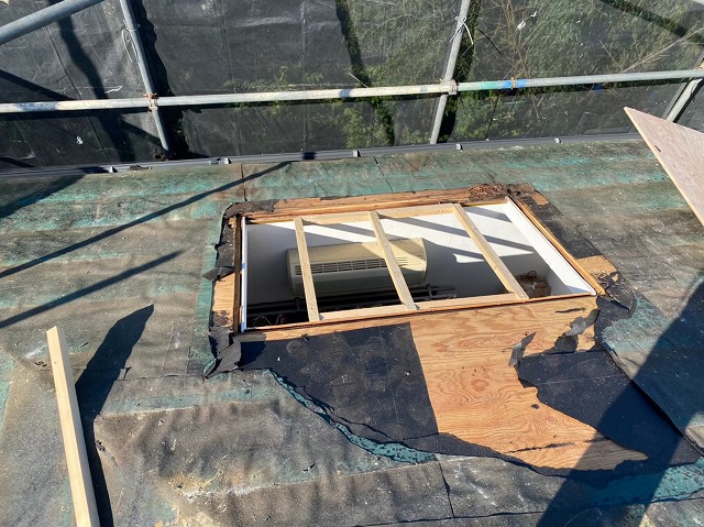 天窓周辺防水紙を剥がし野地板メンテナンス